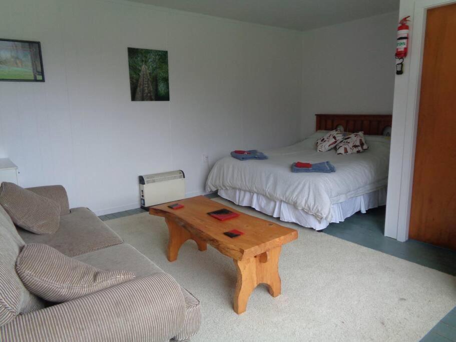 Ferienwohnung Rustic Woolshed Owen River Exterior foto